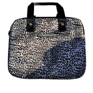Victoria’s Secret Cheetah print makeup bag zipper pocket #animalprint #makeup